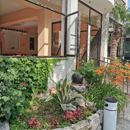 And Feral Guest house 3*